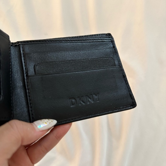 New DKNY Bifold Black Leather wallet - Picture 6 of 8